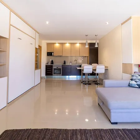 Apartamento Medronheira - 1a By Hellovacations
